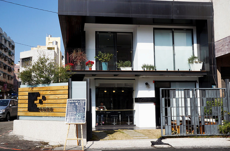 【台中北區】新銳咖啡 Sensory cafe – 居家風中帶有設計感的黑白相間獨棟咖啡館.場地可租借