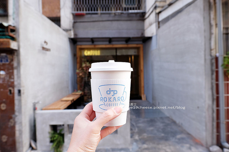 【台中西區】Rokaro coffee-很有自己風格的店家.灰色牆面木質裝潢搭配藍色元素.整個好拍~