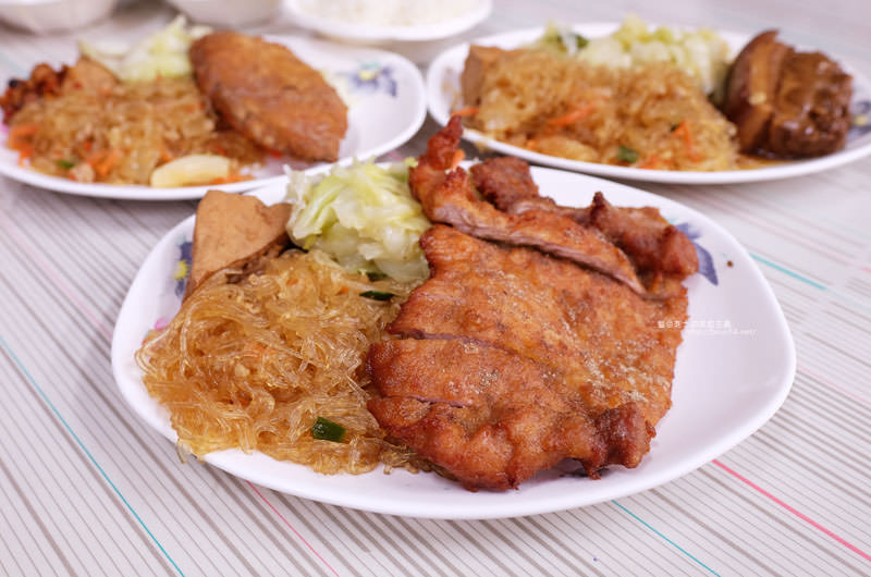 【台中北屯】后呂村雞腿飯-台中便當，還有排骨飯、獅子頭、控肉飯、魯肉飯、鱈魚飯，太慢來就吃不到雞腿飯了