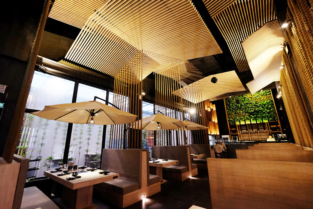【台中西屯】椰林世界椰子雞跨界鍋物餐廳-台灣第一家椰子雞鍋.有二~六人套餐可選擇