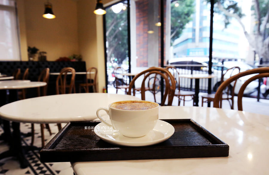 台中西屯│Cross Caffe就享手沖單品義式咖啡-十字街角光線充足咖啡館