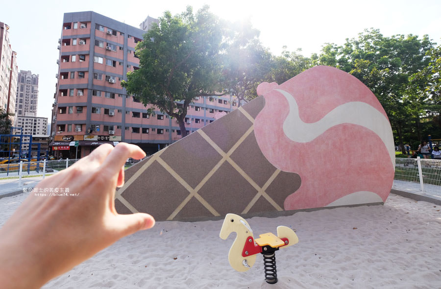 台中西屯│福星公園-大大可愛粉紅色冰淇淋球甜筒溜滑梯成為公園新打卡亮點