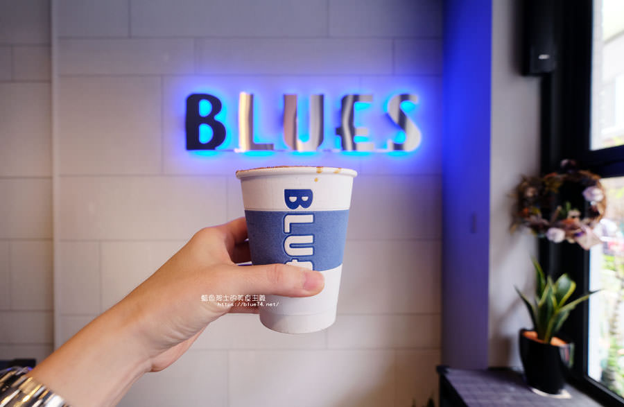 嘉義西區│BLUES藍調咖啡-簡單搶眼風格的咖啡館，外帶還有折扣