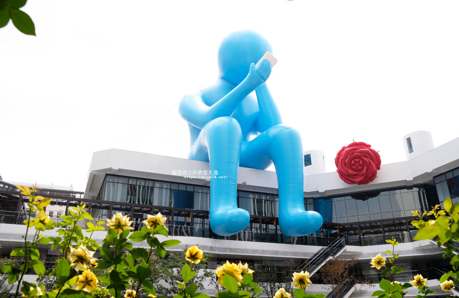 台中大里│台中軟體園區Dali Art藝術廣場-全台最大裝置藝術藍色大巨人和巨大玫瑰花降臨藝術廣場，必拍新亮點
