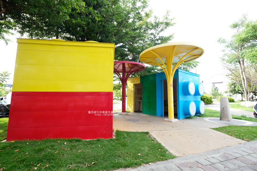 彰化鹿港│鹿港鎮立兒童公園-放大版樂高造型廁所成為鹿港公園熱門打卡點，還有鞦韆沙坑和溜滑梯喔