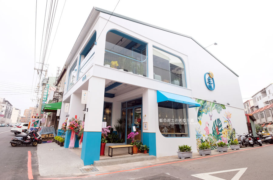 台中豐原│日青咖啡-網美咖啡館，藍白色系外觀，鮮豔加分IG拍照打卡彩繪牆