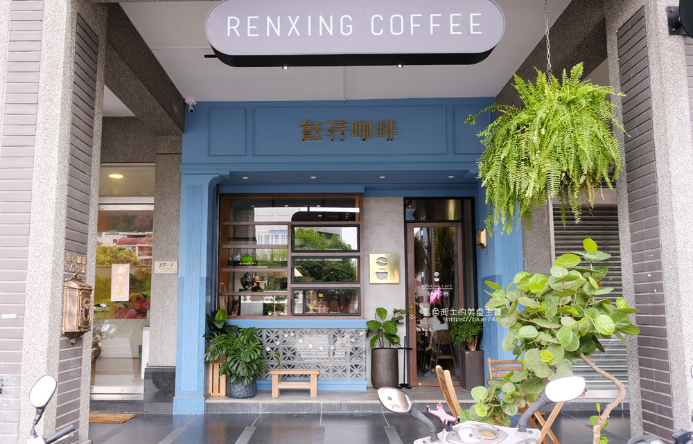 台中西區│飪荇咖啡-堅持夢想的任性咖啡，牆上吸睛彩繪咖啡女孩，寵物友善店家