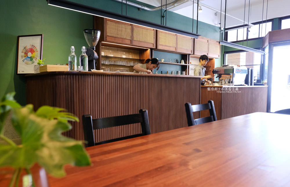 苗栗美食│Pergram Coffee沛克咖啡-從自家烘豆到城市中的咖啡館，近苗栗火車站