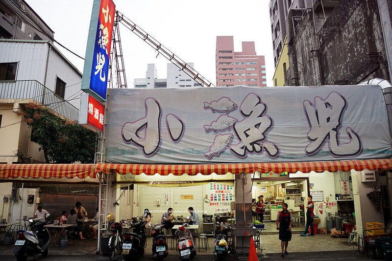 台中西區│小漁兒燒酒雞專賣店-提早來吃不用等不怕沒位置，看著牆壁點餐喔