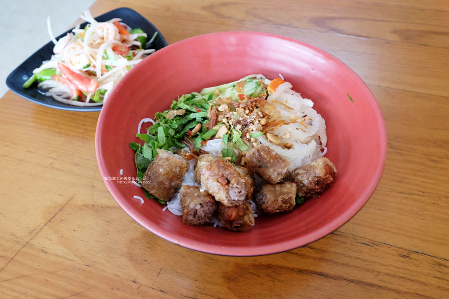 台中大雅│華珍越式料理-炎熱天氣就想來吃開胃的越南小吃，每日還有限定菜色，三信銀行對面