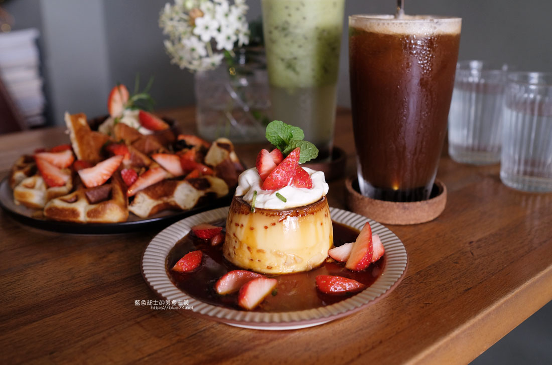 台中西區│Roundabout Cafe-來份季節限定滿滿草莓的布丁和鬆餅下午茶