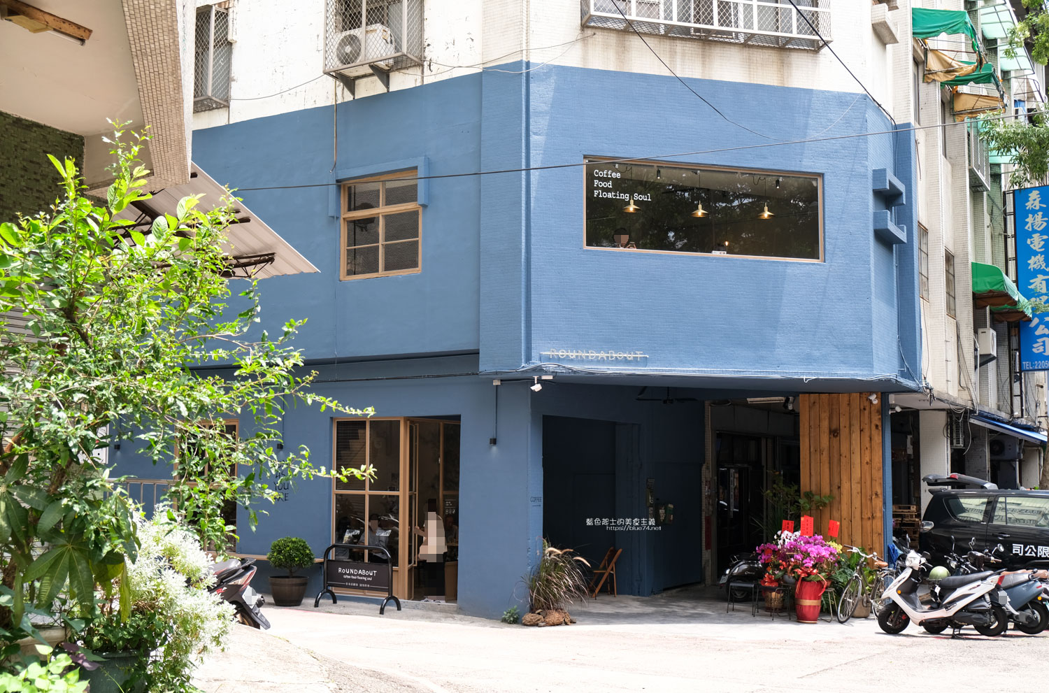 台中北區│Roundabout Cafe圓環梅川-漂亮的Roundabout藍，好拍打卡牆，兩層樓舒適空間
