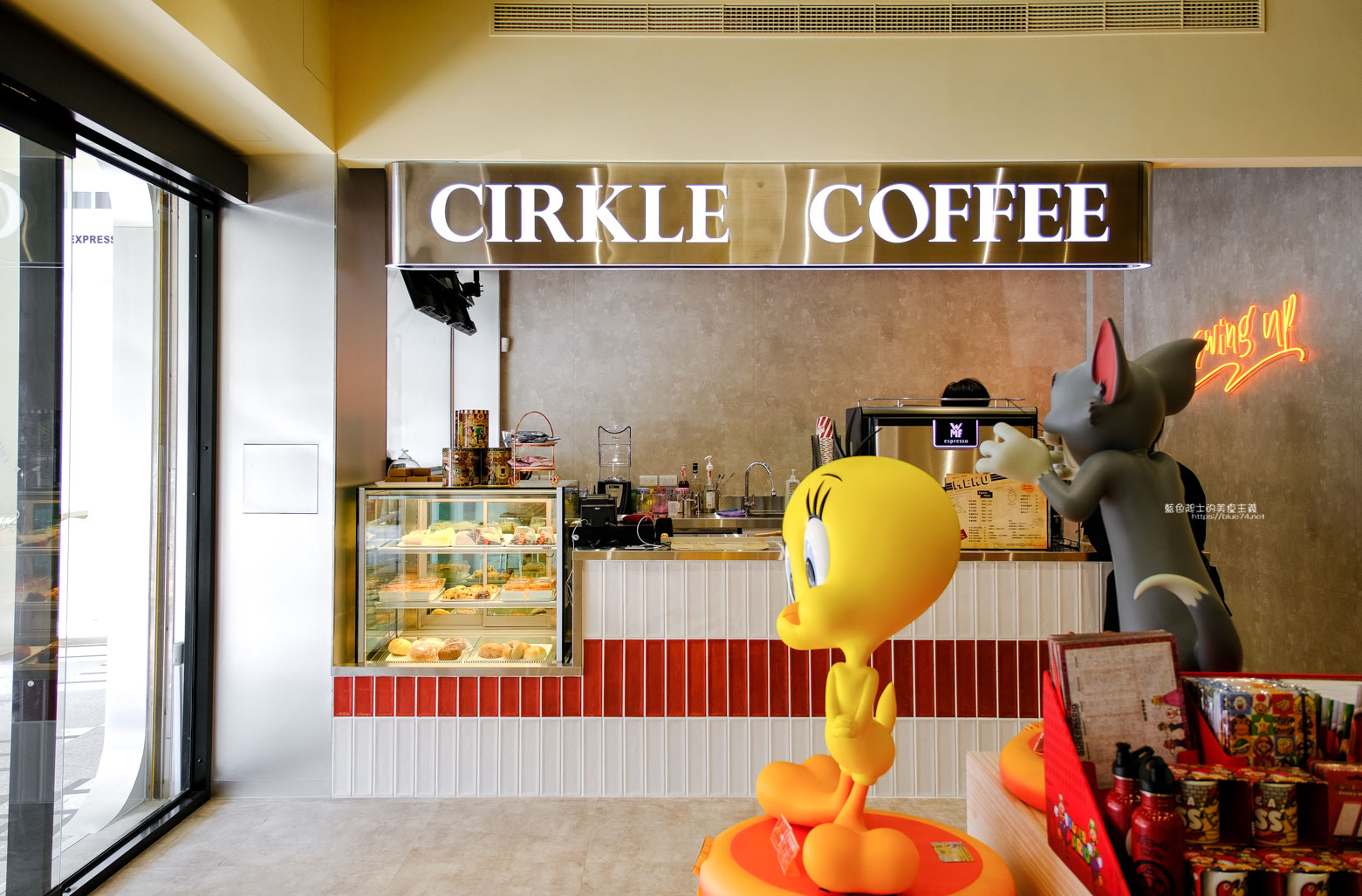 台中西區│奢客咖啡-開在廟宇樓下的咖啡店，店裡授權的寶貝樂一通公仔可拍照
