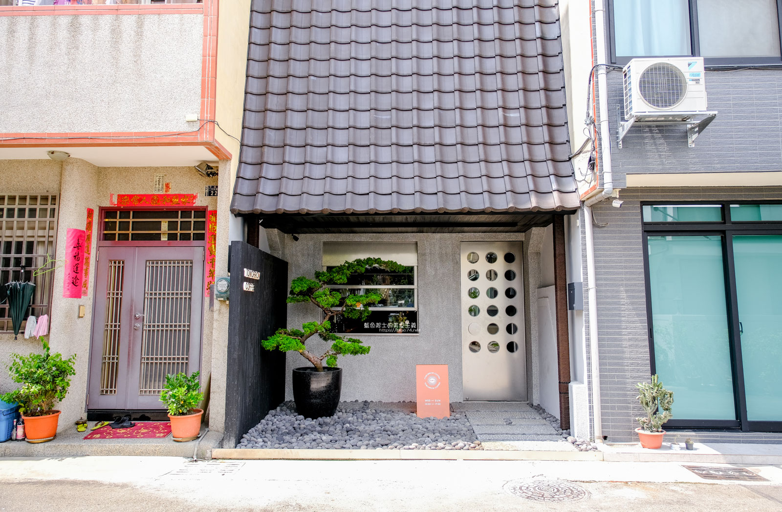 台中南屯│TOMORROW COFFEE-黎明新村咖啡推薦，日式設計建築，有著好長的瓦片外觀特色