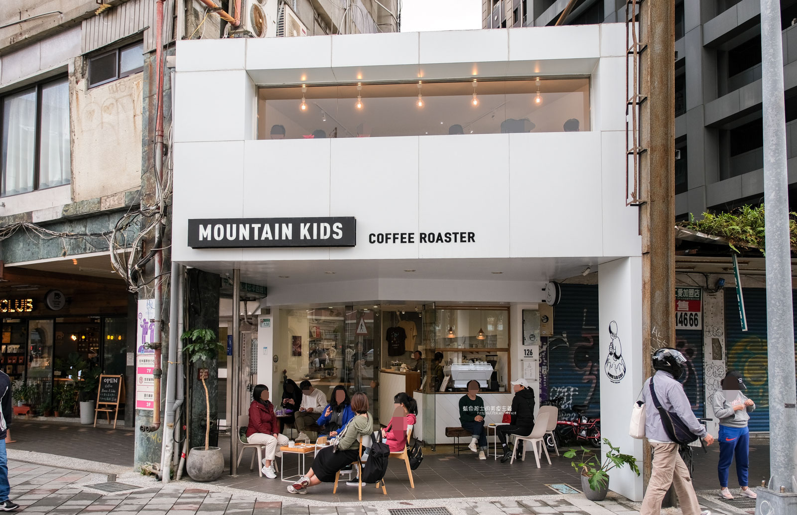 台北中正│MKCR北門店-Mountain Kids Coffee Roaster山小孩咖啡，二樓窗景是北門，鄰近台北車站